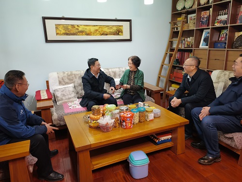 山西省盐业集团党委春节慰问老党员及退休老干部